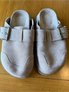 NAKED WOLFE Women’s size 8US tan suede oversized mules